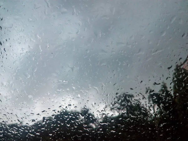 Lluvia sobre vidrio bajo gris nublado —  Fotos de Stock