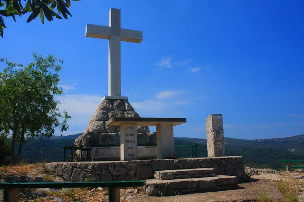 Una gran cruz en una colina Glavica — Foto de Stock