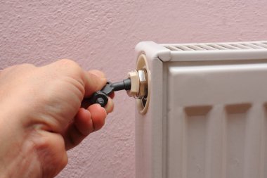 Radyatörler özel bir anahtarla kanama