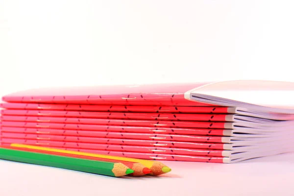 Pembe notebooklar ve kalemler — Stok fotoğraf