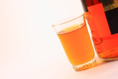 şişe ve bardak alkol ile