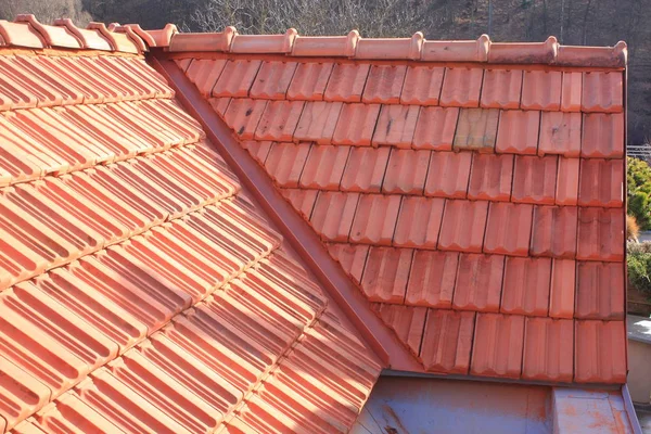 Yeni ahşap çatı ve çatı penceresi — Stok fotoğraf
