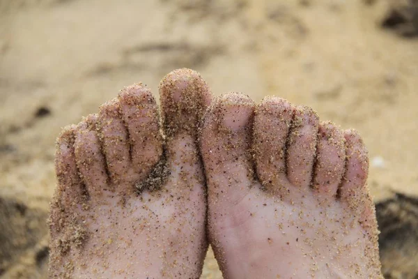 Pés Perto Areia Praia — Fotografia de Stock