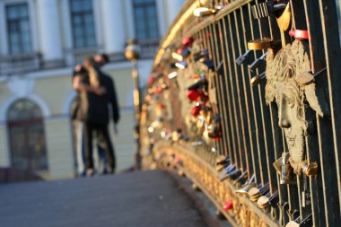Köprüde aşk kilitleriyle öpüşen çift