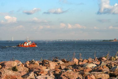 Nehirde kırmızı motorlu tekne