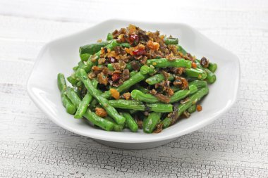 Sichuan kuru kızarmış yeşil fasulye
