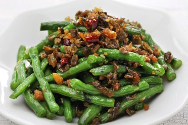 Sichuan kuru kızarmış yeşil fasulye