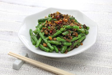 Sichuan kuru kızarmış yeşil fasulye