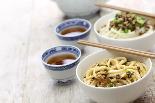 Dan dan macarrão, cozinha sichuan chinesa — Fotografia de Stock