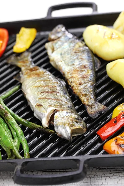 Grilled whole rainbow trout with vegetables — Stock Photo, Image