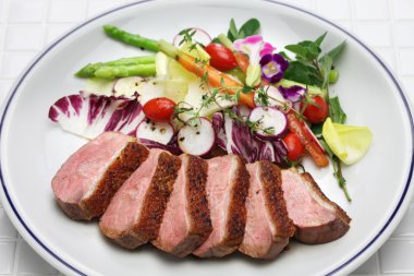 Kızarmış ördek göğsü sebzeli