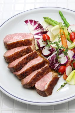 Kızarmış ördek göğsü sebzeli