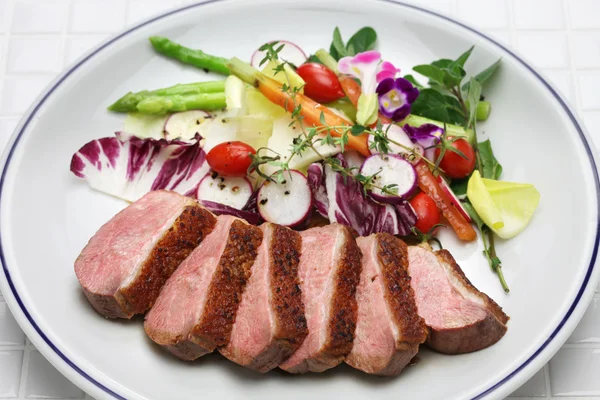 Kızarmış ördek göğsü sebzeli