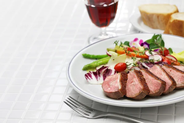 Roast duck breast with vegetables — Stock Photo, Image