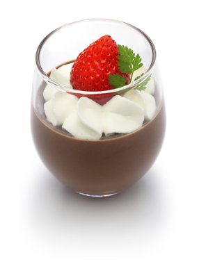 Beyaz arka plan üzerinde izole ev yapımı çikolata mousse