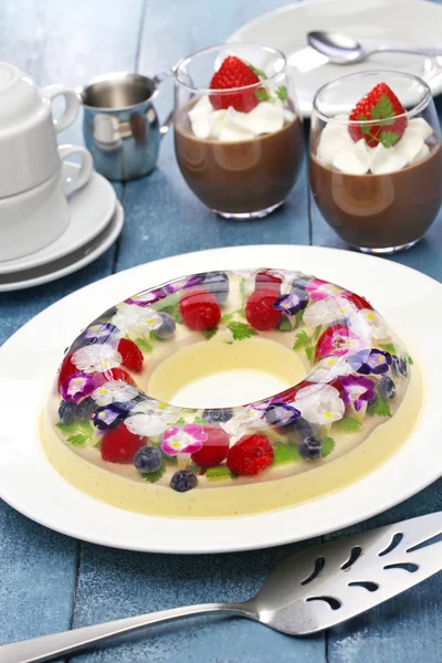 Bavarois de la corona de Navidad y mousse de chocolate, postre casero de la jalea — Foto de Stock