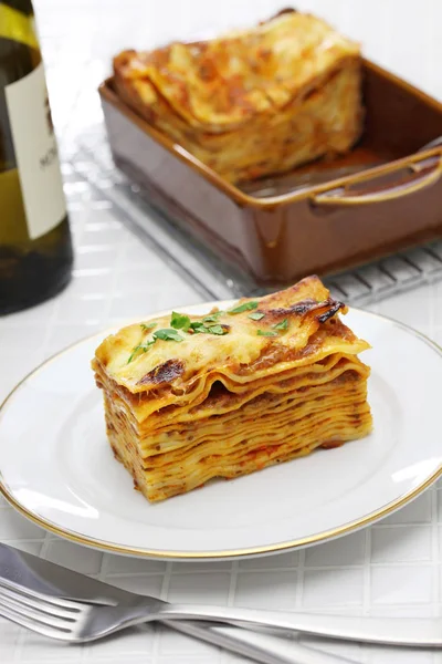 Lasagne alla bolognese, italienische Küche — Stockfoto