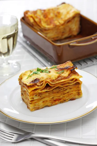 Lasanha alla bolognese, cozinha italiana — Fotografia de Stock