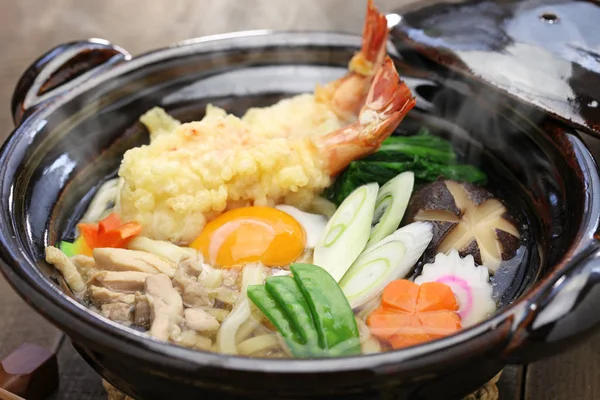 Nabeyaki udon, japonês quente pote macarrão — Fotografia de Stock