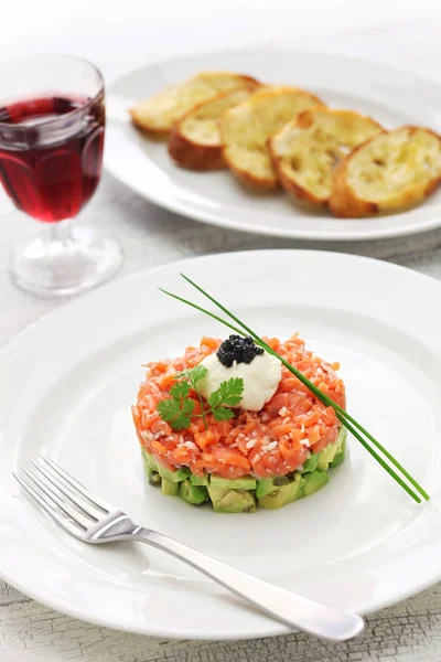 Lachs-Tatar mit Avocado — Stockfoto