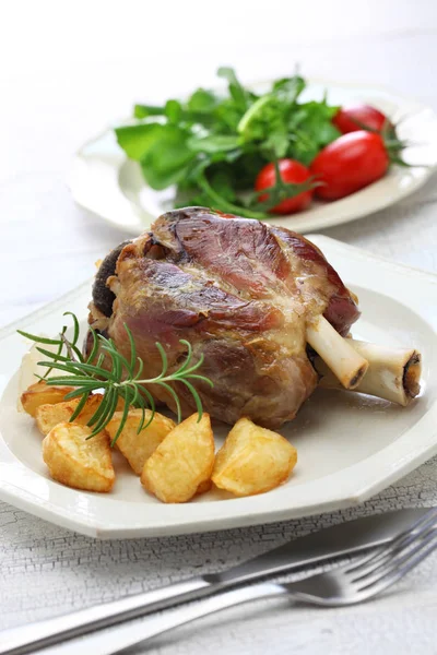 Pork shank with roasted potatoes, italian cuisine — Stock Photo, Image