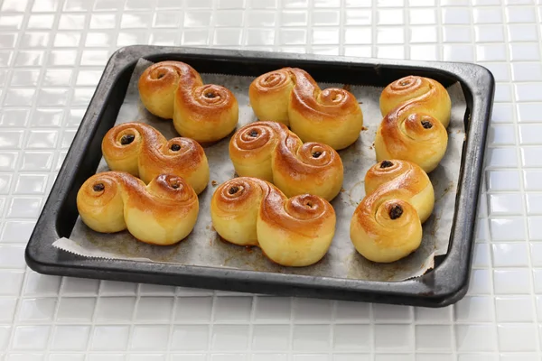 Bollos de azafrán sueco caseros, lussekatt — Foto de Stock