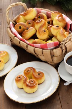 ev yapımı İsveçli safran buns, sepet içinde lussekatt