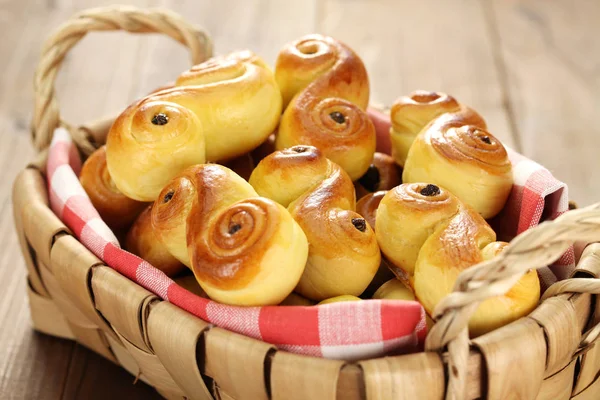 Petits pains au safran suédois faits maison, lussekatt dans le panier — Photo