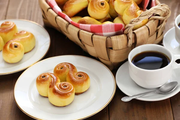 ev yapımı İsveçli safran buns, sepet içinde lussekatt