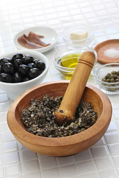 Tapenádou, francouzské černé olivové pasty — Stock fotografie