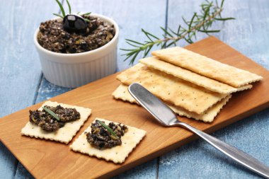 kraker ile siyah zeytin tapenade