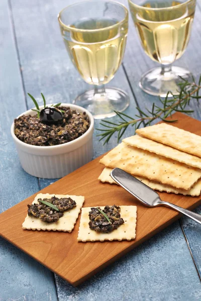 Black olive tapenade with crackers — Stock Photo, Image