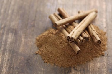 Seylan tarçın sopa ve toz