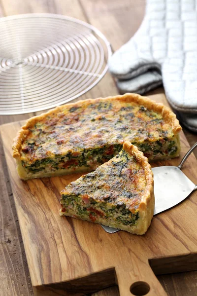 Homemade spinach bacon quiche, florentine quiche, french food — Stock Photo, Image