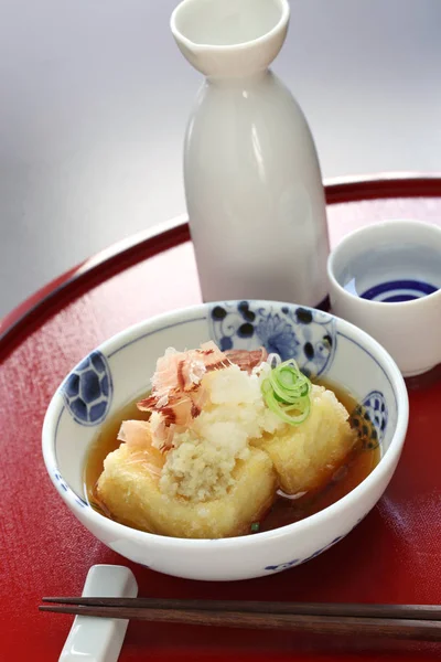 Agedashi 豆腐和清酒，日本食品 — 图库照片