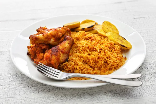 Jollof pilav tavuk ve kızarmış muz, Batı Afrika mutfağı ile — Stok fotoğraf