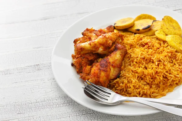 Jollof rizs, csirke, és rántott útifű, Nyugat-afrikai konyha — Stock Fotó