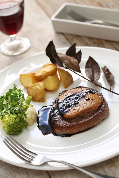 Hovězí steak s foie gras — Stock fotografie