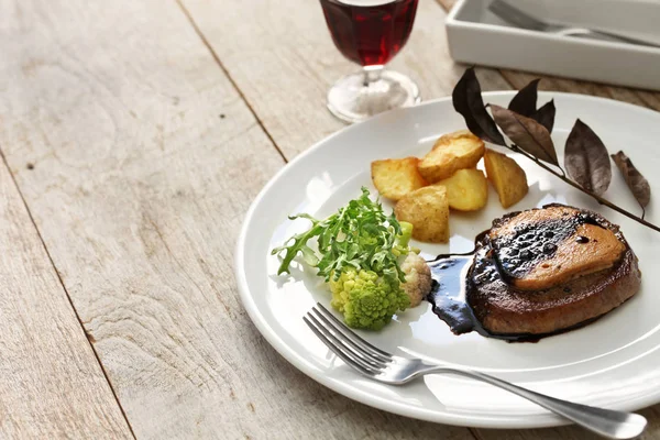 Hovězí steak s foie gras — Stock fotografie