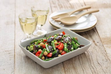 Üç fasulye salatası