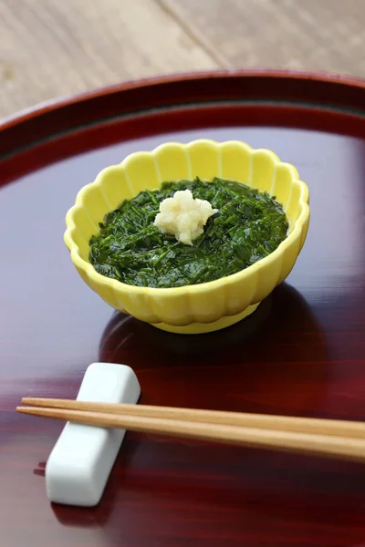 茶色の海藻、酢で日本食 — ストック写真