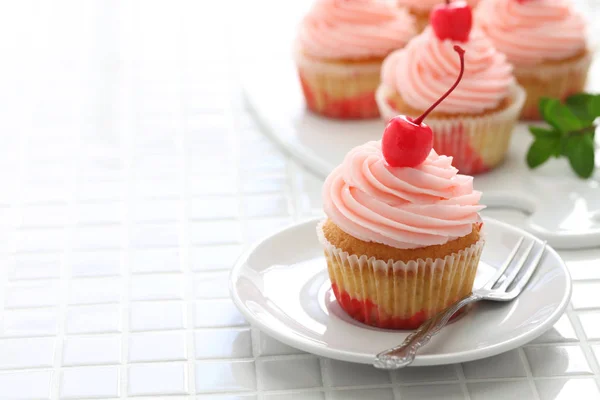 Hemmagjord körsbär cupcake — Stockfoto