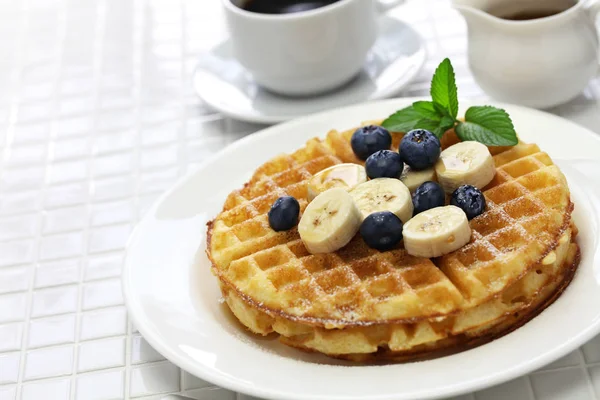 Huisgemaakte Amerikaanse ronde wafels met bosbessen en banaan — Stockfoto