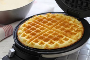 ev yapımı gözleme waffle maker makina tarafından hazırlanıyor.