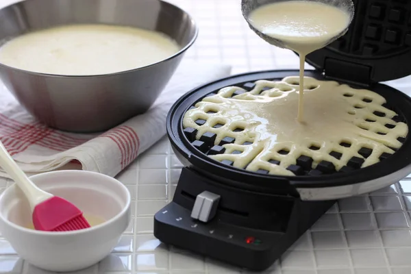 Preparazione di waffle fatti in casa da macchina waffle maker . — Foto Stock