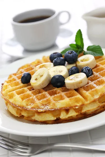 Homemade american round waffles with blueberry and banana — Stock Photo, Image