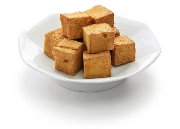Tofu frit isolé sur fond blanc — Photo