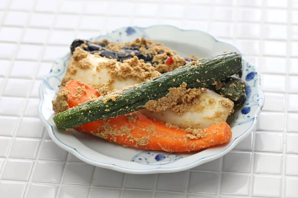 Hausgemachte Nukazuke, Kleie eingelegte Gemüse, traditionelle japanische Lebensmittel — Stockfoto