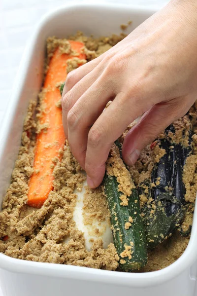 日本の伝統食品、ぬか漬け野菜自家製糠漬け — ストック写真