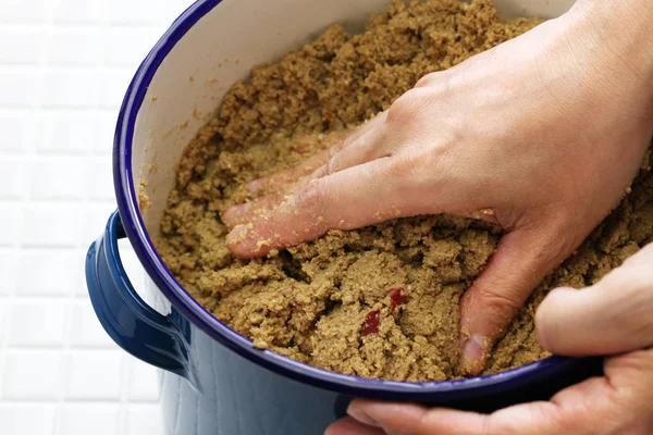 Mantenimiento de nukadoko (lecho de salvado de arroz salado para encurtidos), cocina tradicional japonesa —  Fotos de Stock